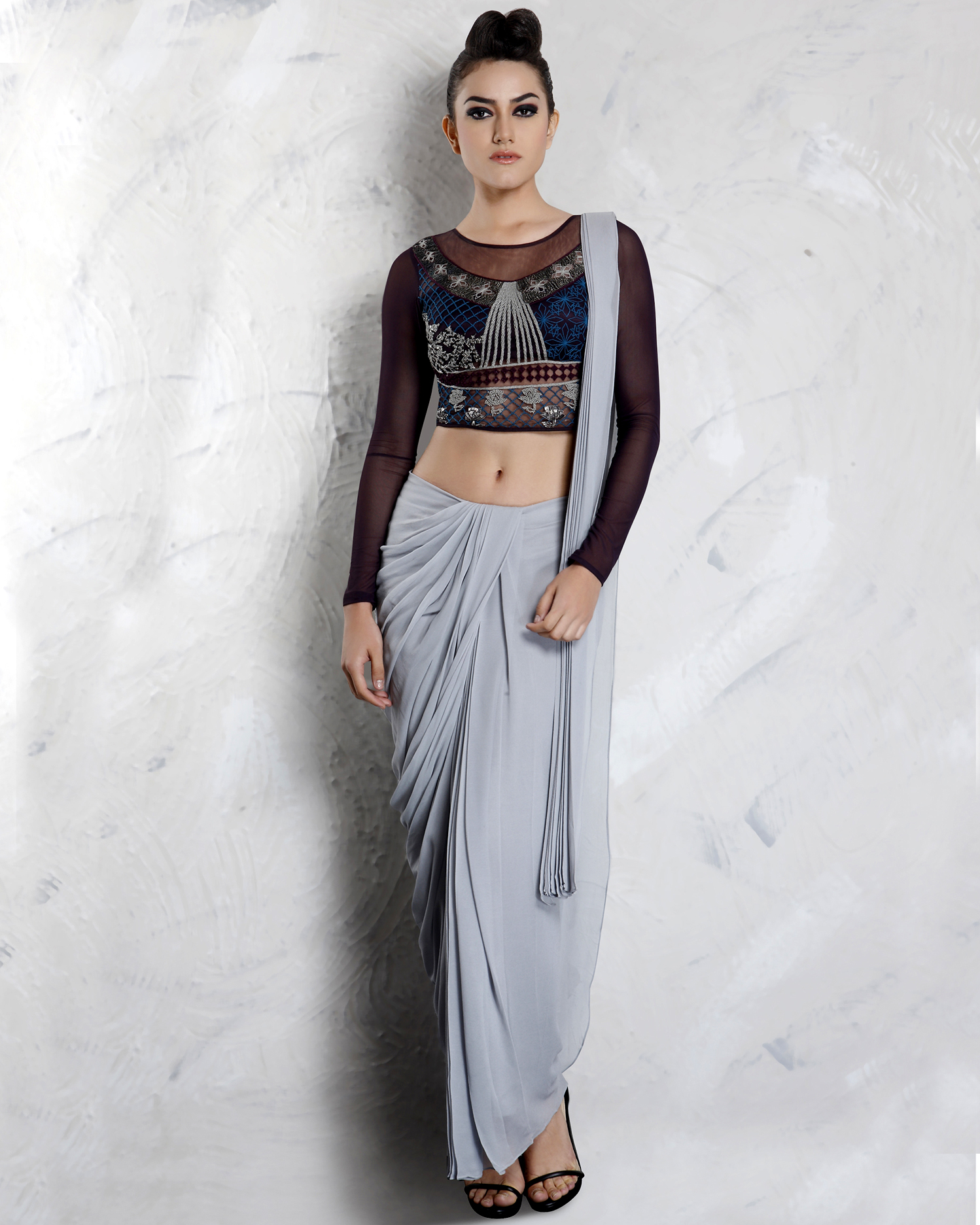 Crop tops give a stylish look to the saree, you can also try