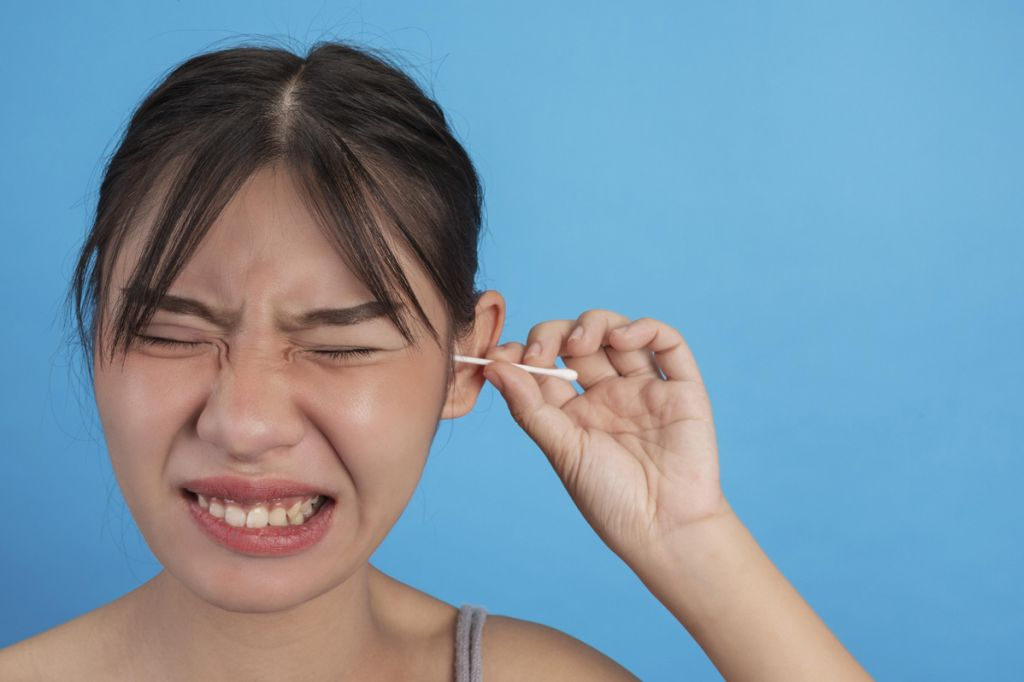 Follow these home remedies to remove ear dirt