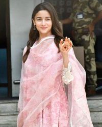 Alia Bhatt returns to work after marriage, pictures go viral