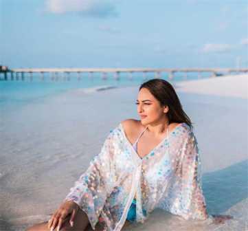 Dabangg girl Sonakshi Sinha's stunning look in Maldives