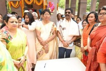 Chief Minister laid wreath on the picture of Amar Shaheed Pandey Ganpat Rai