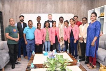 5 women hockey players who returned after participating in the sports and cultural exchange program organized in America met Chief Minister Shri Hemant Soren