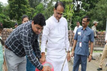 Chief Minister Shri Chouhan planted saplings in Smart City Garden