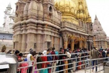 Devotees and servicemen clashed in Vishwanath temple, fiercely fought