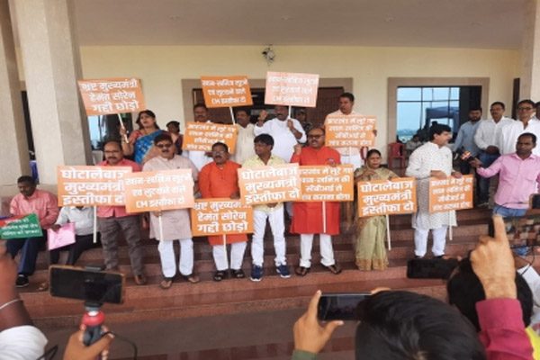4 BJP MLAs suspended for creating ruckus in Jharkhand Assembly demanding Hemant Soren's resignation