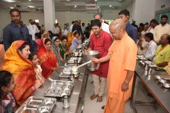 Chief Minister Yogi Adityanath inaugurated Annapurna Rasoi in Vrindavan