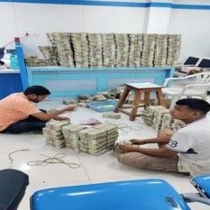IT raids at the locations of big businessmen in Maharashtra - 58 crore cash, 32 kg gold recovered