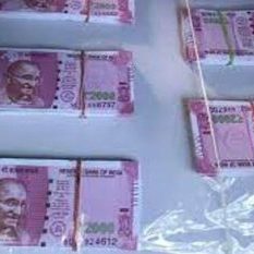 Police caught three people bringing fake notes from Nepal to India