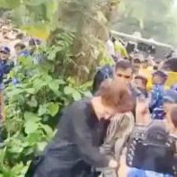 Priyanka Gandhi broke the barricade, took the policemen by hanging them to the van