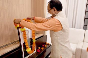 Shivraj pays tribute to Pranab Mukherjee on his death anniversary