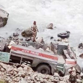 The bus of ITBP jawans returning from Amarnath duty fell into the ditch, half a dozen soldiers martyred