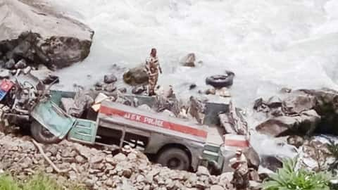 The bus of ITBP jawans returning from Amarnath duty fell into the ditch, half a dozen soldiers martyred