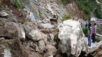 Badrinath highway blocked for four hours due to debris