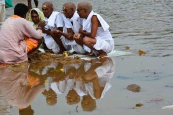 In Gaya, Bihar, Pind Daan started with the wish of salvation of ancestors in Pitru Paksha.