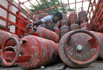 Now customers will be able to take only 15 gas cylinders in a year, the quota of the month is also fixed