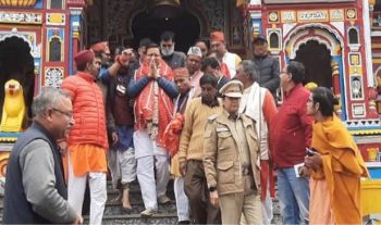 CM Dhami worshiped in Kedarnath Dham with wife, participated in world peace and welfare yagya