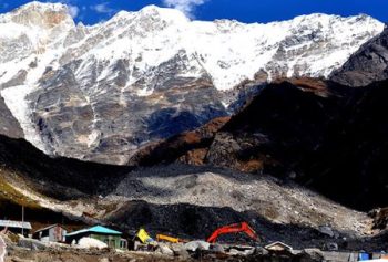 Snowfall in Kedarnath hills