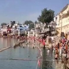 On Baikunth Chaturdashi, a large number of devotees bathe at Pushkar Sarovar