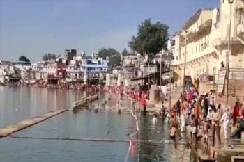 On Baikunth Chaturdashi, a large number of devotees bathe at Pushkar Sarovar