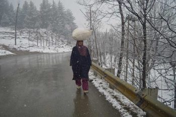 Bone-shaking winter continues in Kashmir, coldest in Pahalgam