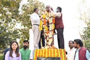 Chief Minister Mr. Hemant Soren paid tribute to Martyr Nirmal Mahto on his birth anniversary by garlanding his statue at Ulyan in Jamshedpur.