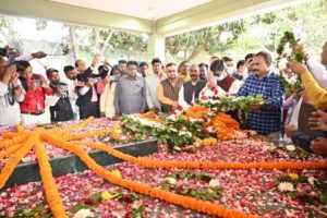 Chief Minister Mr. Hemant Soren paid tribute to Martyr Nirmal Mahto on his birth anniversary by garlanding his statue at Ulyan in Jamshedpur.