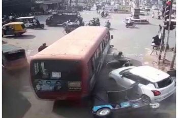 The driver had a heart attack in the moving bus, many people were trampled in the middle of the road