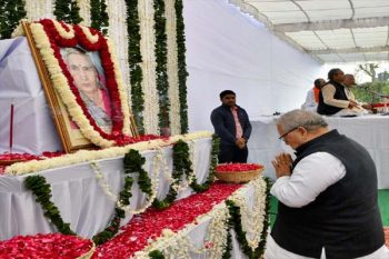 The governor paid tribute to late mother of MP Bohra