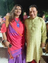 Bollywood veterans visited the house of Bhajan Samrat Anoop Jalota, who was awarded the Sangeet Natak Academy Award.....!