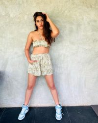 Actress Surbhi Chandna flaunts her beauty in printed crop top