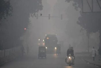 Dense fog prevails in Delhi, minimum temperature recorded at 5.8 degree Celsius