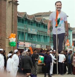 Rahul Gandhi hoisted the tricolor at Srinagar's historic Lal Chowk