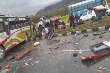 Big accident in Jammu and Kashmir, 4 people died due to bus overturning in Avantipora, many injured