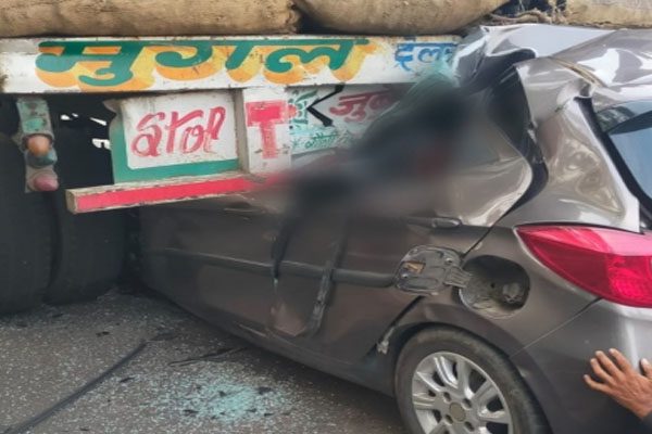 Car collides with truck on Mumbai-Pune Expressway, 3 killed