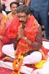 Chief Minister Mr. Hemant Soren performed rituals and laid the foundation stone for the beautification and reconstruction work of the areas around the Tapovan temple.