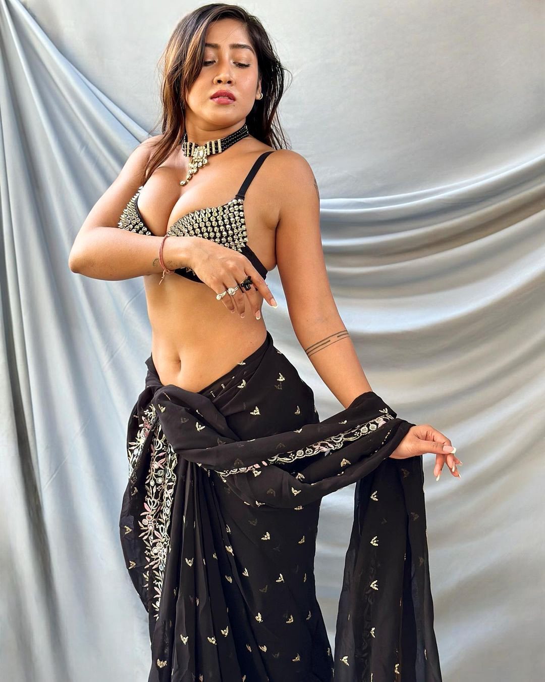 Sofia dropped her saree pallu while clicking photos