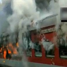 Fierce fire in Ratlam-Indore DEMU train, 2 coaches burnt to ashes, engine also gutted