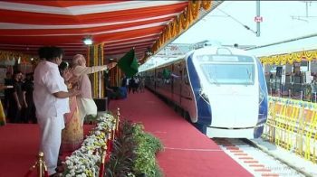 PM Modi showed the green signal to Vande Bharat Express, said - familyist forces do not want to give up their hold on the system