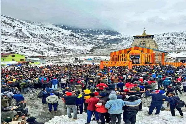 Proclamation of Har Har Mahadev and doors of Kedarnath Dham opened, flowers showered by helicopter