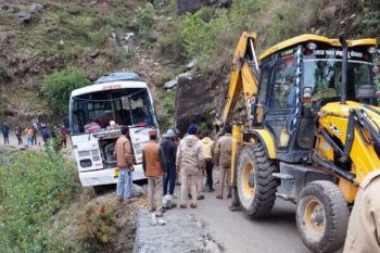 A major accident was averted in Uttarkashi, a bus full of passengers suddenly fell off the road and narrowly survived