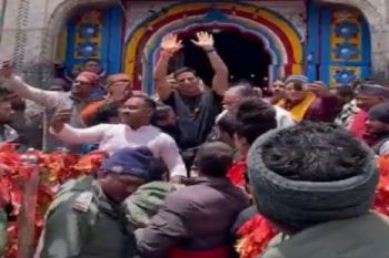 Akshay Kumar takes blessings at Kedarnath temple, greets fans