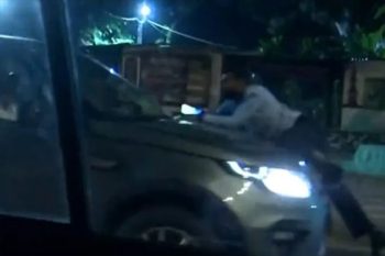 Bullying of the driver of the MP!The car ran for 3 KM with the young man on the bonnet