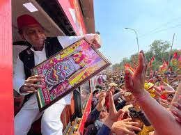 Flowers rain on Akhilesh Yadav's road show, welcome