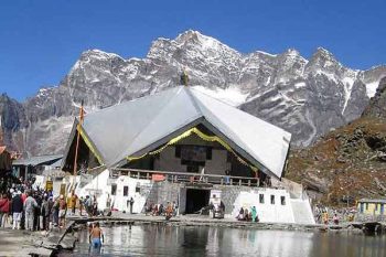 Hemkund Sahib Yatra stopped for today due to deteriorating weather, pilgrims advised to stay at a safe place