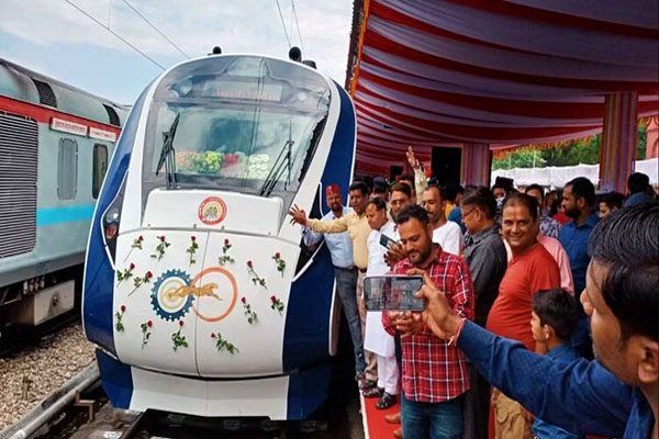 PM Modi flagged off the first Vande Bharat Express train of Uttarakhand