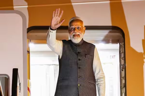 PM Modi returned to India after visiting three countries, received a grand welcome at Delhi airport