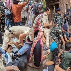 Police drags DU students marching in support of wrestlers, many detained