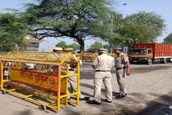 Police put barricades on Singhu border before farmers reach Delhi