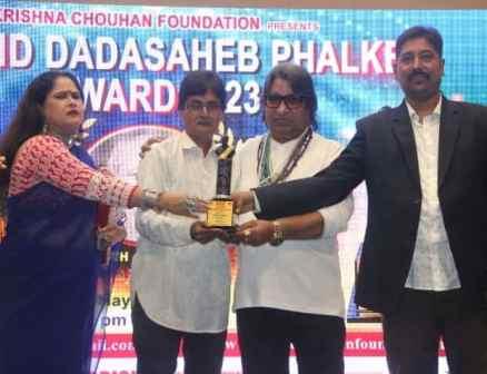 Senior film journalist Kali Das Pandey receives the Legend Dadasaheb Phalke Award