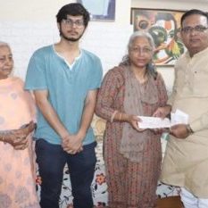 AAP gave checks of one crore each to the families of two doctors who lost their lives during Kovid